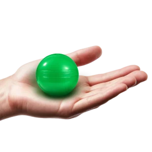 boule de loterie verte en main